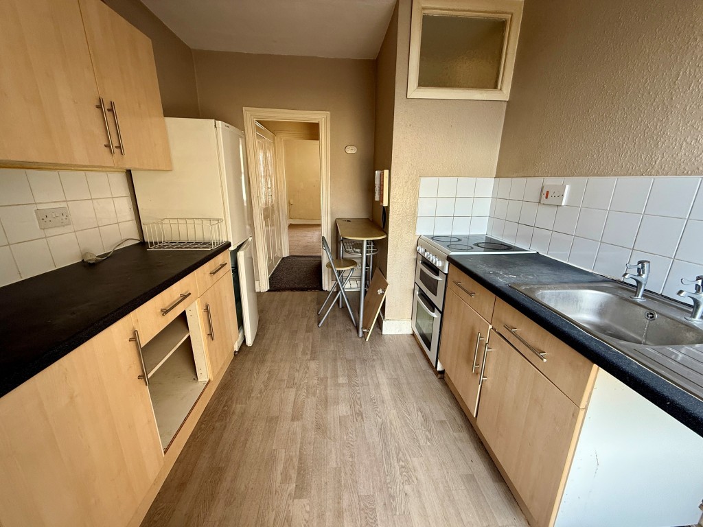 Lot: 18 - MIXED RESIDENTIAL AND COMMERCIAL PROPERTY - Flat kitchen
